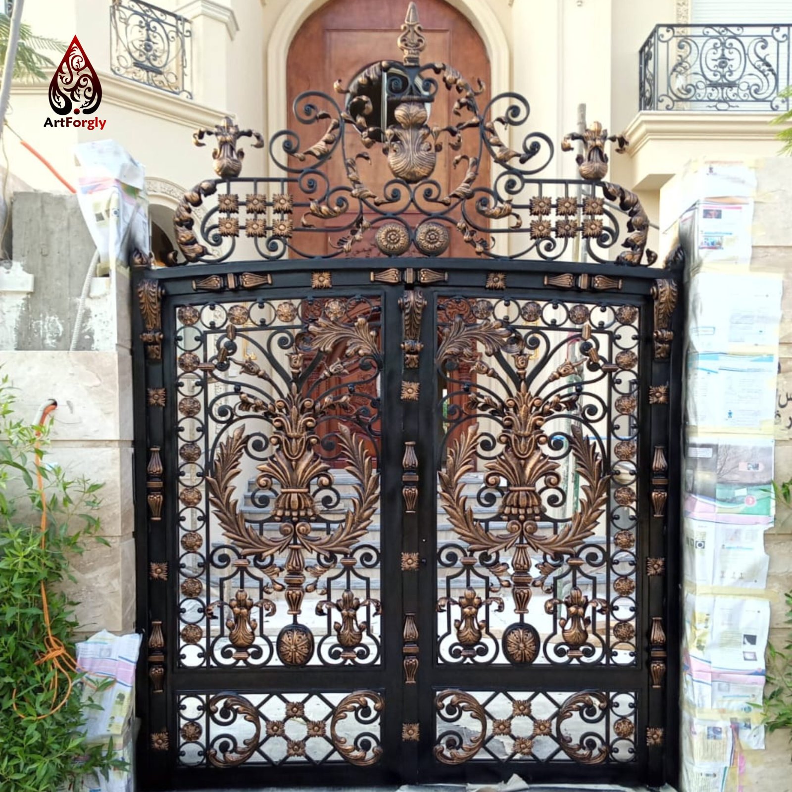 When it comes to luxury villas and palaces, the front yard fence is more than just a boundary